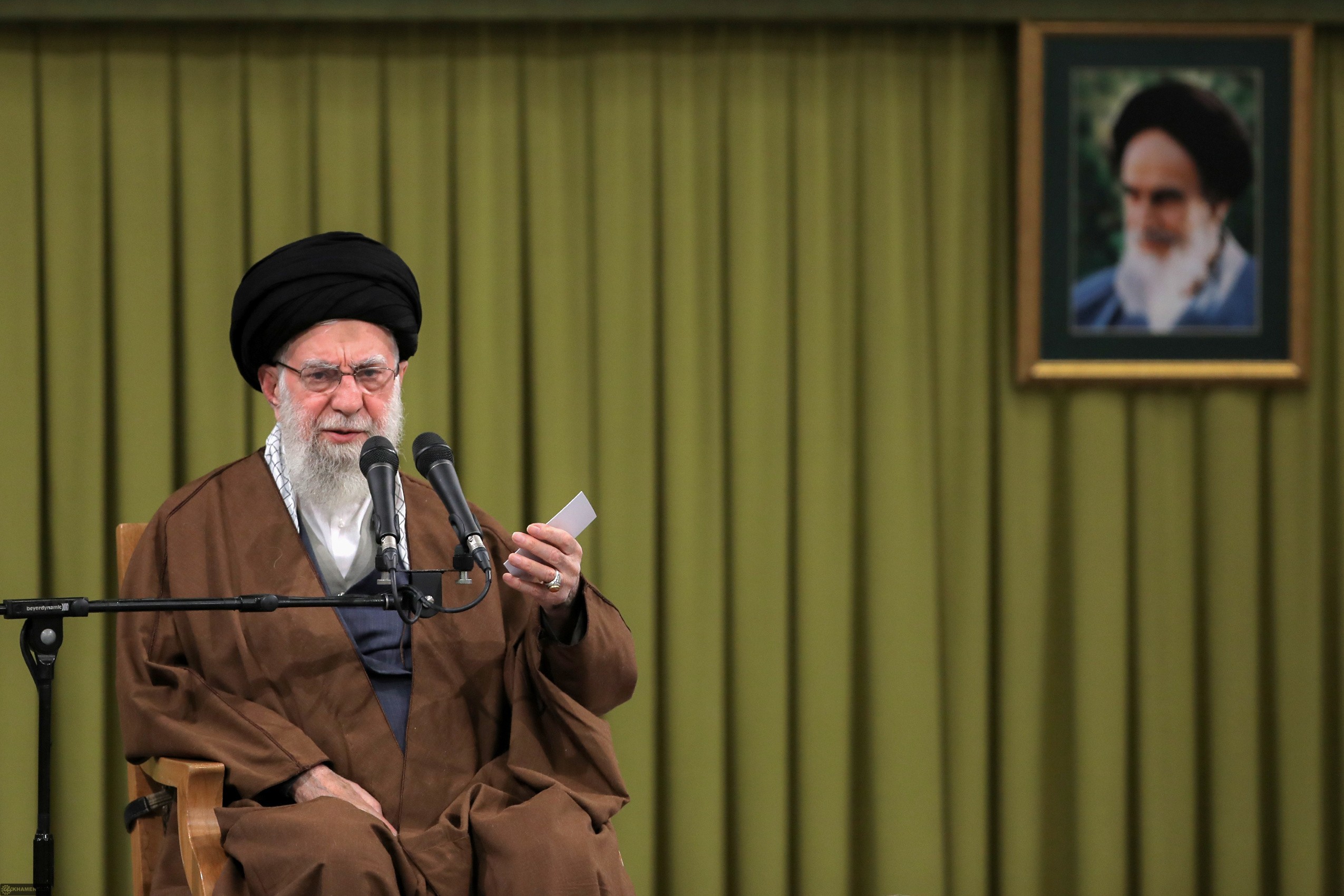 قائد الثورة: إرادة الشعب الإيراني حطّمت مشروع العدو لتشويه الهوية الدينية والتاريخية
