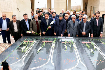 ادای احترام وزیر صمت به شهدای گمنام راوند کاشان+عکس