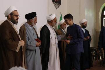 مراسم عباگذاری طلاب مدرسه علمیه محمودیه کرمان +تصاویر