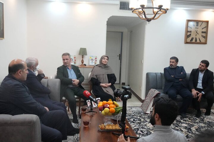 تصاویر/ دیدار رئیس بنیاد شهید با خانواده شهیدان زینلی