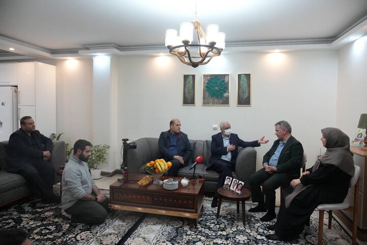 تصاویر/ دیدار رئیس بنیاد شهید با خانواده شهیدان زینلی