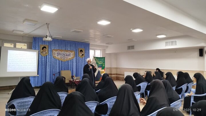 تصاویر/ جلسه تدبر در قرآن کریم در مدرسه علمیه حضرت زینب کبری سلام الله علیها ارومیه