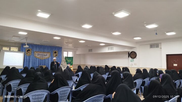 تصاویر/ جلسه تدبر در قرآن کریم در مدرسه علمیه حضرت زینب کبری سلام الله علیها ارومیه