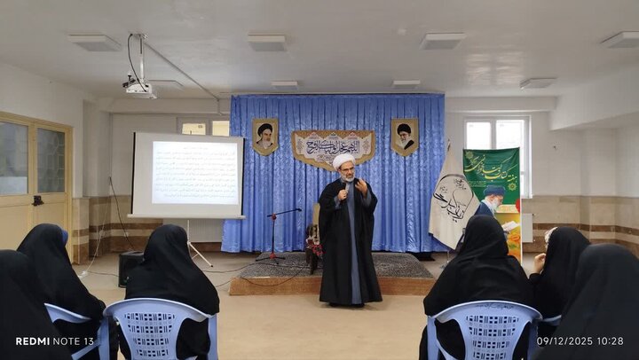 تصاویر/ جلسه تدبر در قرآن کریم در مدرسه علمیه حضرت زینب کبری سلام الله علیها ارومیه