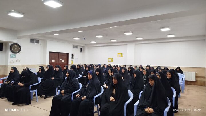 تصاویر/ جلسه تدبر در قرآن کریم در مدرسه علمیه حضرت زینب کبری سلام الله علیها ارومیه