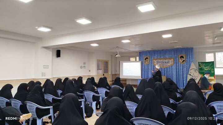 تصاویر/ جلسه تدبر در قرآن کریم در مدرسه علمیه حضرت زینب کبری سلام الله علیها ارومیه