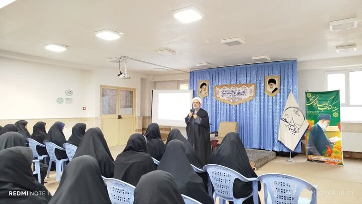 تصاویر/ جلسه تدبر در قرآن کریم در مدرسه علمیه حضرت زینب کبری سلام الله علیها ارومیه