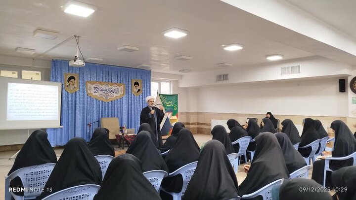 تصاویر/ جلسه تدبر در قرآن کریم در مدرسه علمیه حضرت زینب کبری سلام الله علیها ارومیه