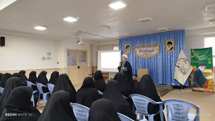 تصاویر/ جلسه تدبر در قرآن کریم در مدرسه علمیه حضرت زینب کبری سلام الله علیها ارومیه