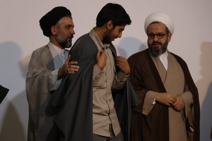 نمایی از مراسم عبازاری طلاب مدرسه علمیه محمودیه، با حضور حجت‌الاسلام افضلی مدیر حوزه علمیه استان، حجت‌الاسلام خلیلی مدیر مدرسه، مسئولان حوزوی و خانواده‌های طلاب