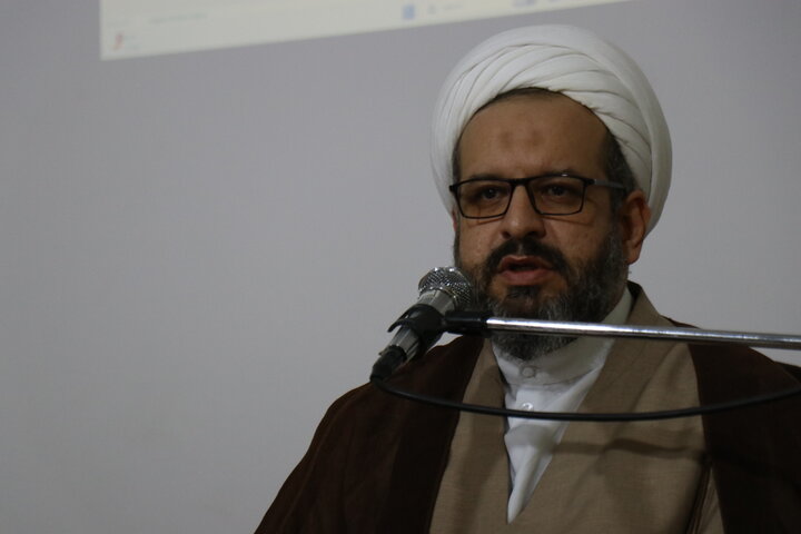 نمایی از مراسم عبازاری طلاب مدرسه علمیه محمودیه، با حضور حجت‌الاسلام افضلی مدیر حوزه علمیه استان، حجت‌الاسلام خلیلی مدیر مدرسه، مسئولان حوزوی و خانواده‌های طلاب.