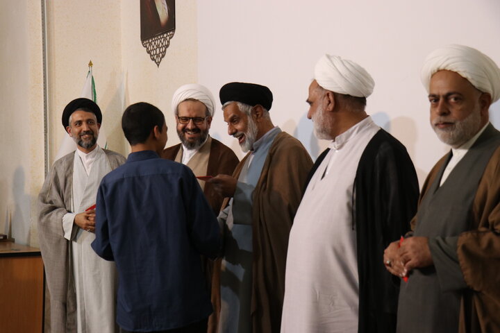 نمایی از مراسم عبازاری طلاب مدرسه علمیه محمودیه، با حضور حجت‌الاسلام افضلی مدیر حوزه علمیه استان، حجت‌الاسلام خلیلی مدیر مدرسه، مسئولان حوزوی و خانواده‌های طلاب