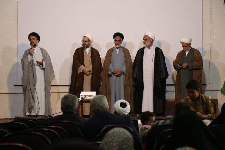 نمایی از مراسم عبازاری طلاب مدرسه علمیه محمودیه، با حضور حجت‌الاسلام افضلی مدیر حوزه علمیه استان، حجت‌الاسلام خلیلی مدیر مدرسه، مسئولان حوزوی و خانواده‌های طلاب