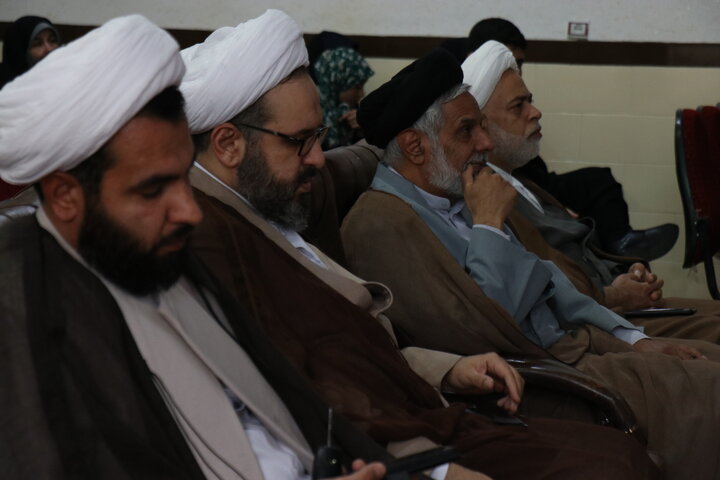 نمایی از مراسم عبازاری طلاب مدرسه علمیه محمودیه، با حضور حجت‌الاسلام افضلی مدیر حوزه علمیه استان، حجت‌الاسلام خلیلی مدیر مدرسه، مسئولان حوزوی و خانواده‌های طلاب