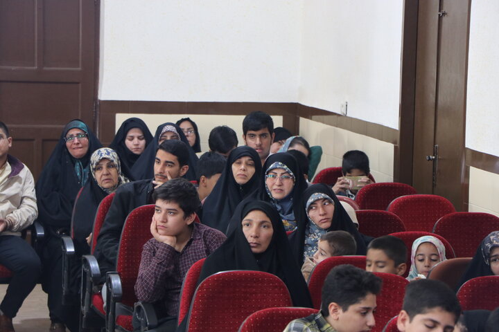 نمایی از مراسم عبازاری طلاب مدرسه علمیه محمودیه، با حضور حجت‌الاسلام افضلی مدیر حوزه علمیه استان، حجت‌الاسلام خلیلی مدیر مدرسه، مسئولان حوزوی و خانواده‌های طلاب