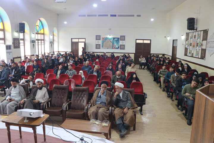 نمایی از مراسم عبازاری طلاب مدرسه علمیه محمودیه، با حضور حجت‌الاسلام افضلی مدیر حوزه علمیه استان، حجت‌الاسلام خلیلی مدیر مدرسه، مسئولان حوزوی و خانواده‌های طلاب