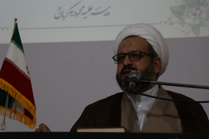 نمایی از مراسم عبازاری طلاب مدرسه علمیه محمودیه، با حضور حجت‌الاسلام افضلی مدیر حوزه علمیه استان، حجت‌الاسلام خلیلی مدیر مدرسه، مسئولان حوزوی و خانواده‌های طلاب