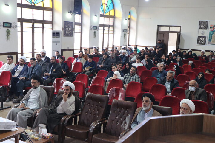 نمایی از مراسم عبازاری طلاب مدرسه علمیه محمودیه، با حضور حجت‌الاسلام افضلی مدیر حوزه علمیه استان، حجت‌الاسلام خلیلی مدیر مدرسه، مسئولان حوزوی و خانواده‌های طلاب