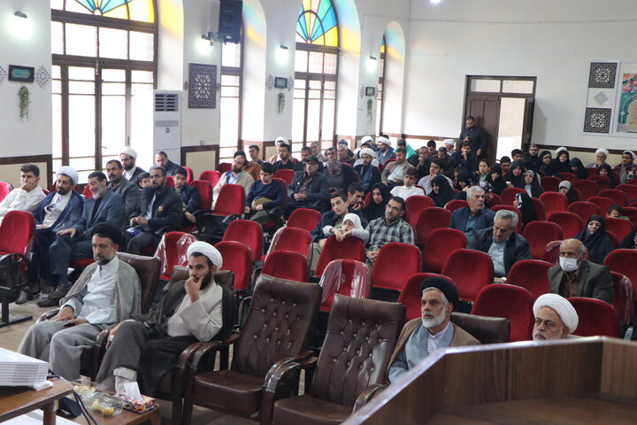 نمایی از مراسم عبازاری طلاب مدرسه علمیه محمودیه، با حضور حجت‌الاسلام افضلی مدیر حوزه علمیه استان، حجت‌الاسلام خلیلی مدیر مدرسه، مسئولان حوزوی و خانواده‌های طلاب