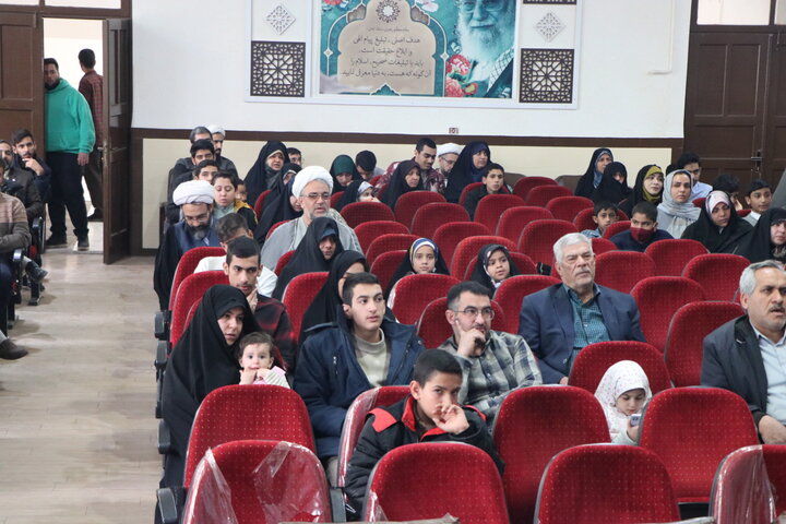 نمایی از مراسم عبازاری طلاب مدرسه علمیه محمودیه، با حضور حجت‌الاسلام افضلی مدیر حوزه علمیه استان، حجت‌الاسلام خلیلی مدیر مدرسه، مسئولان حوزوی و خانواده‌های طلاب
