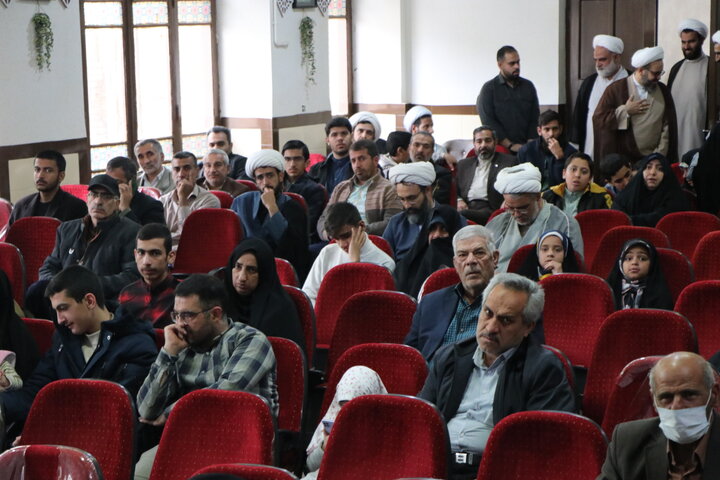 نمایی از مراسم عبازاری طلاب مدرسه علمیه محمودیه، با حضور حجت‌الاسلام افضلی مدیر حوزه علمیه استان، حجت‌الاسلام خلیلی مدیر مدرسه، مسئولان حوزوی و خانواده‌های طلاب