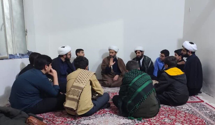 تصاویر / برگزاری کلاس درس طلاب مدرسه علمیه شیخ علیخان زنگنه تویسرکان در بین الحرمین