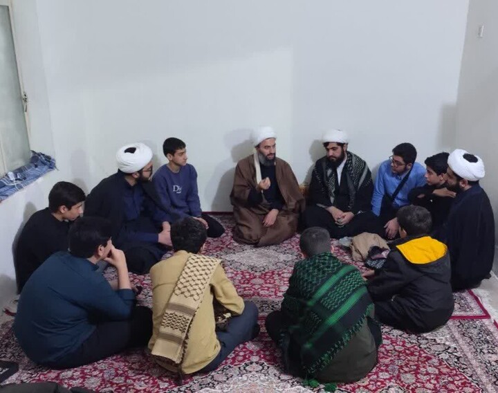 تصاویر / برگزاری کلاس درس طلاب مدرسه علمیه شیخ علیخان زنگنه تویسرکان در بین الحرمین