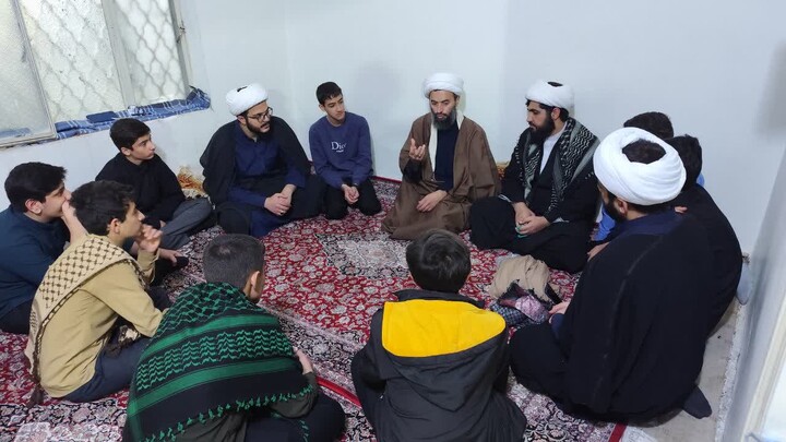 تصاویر / برگزاری کلاس درس طلاب مدرسه علمیه شیخ علیخان زنگنه تویسرکان در بین الحرمین