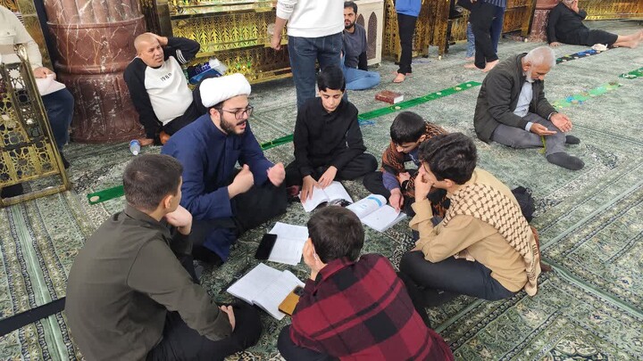 تصاویر / برگزاری کلاس درس طلاب مدرسه علمیه شیخ علیخان زنگنه تویسرکان در بین الحرمین