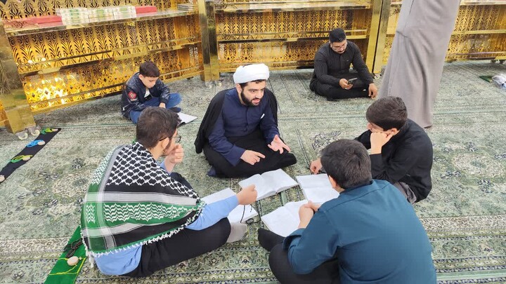 تصاویر / برگزاری کلاس درس طلاب مدرسه علمیه شیخ علیخان زنگنه تویسرکان در بین الحرمین