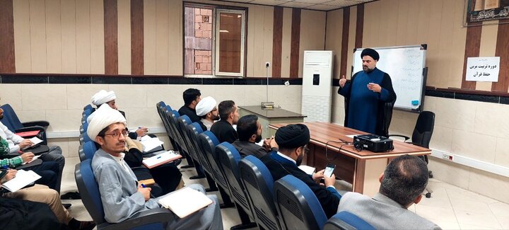 تصاویر/دوره تربیت مربی حفظ قرآن برای طلاب و مربیان حلقه‌های حفظ آغاز شد