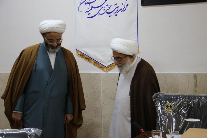 تصاویر| نشست مدیران مراکز حوزوی اصفهان با آیت الله شب زنده دار