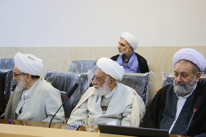 تصاویر| نشست مدیران مراکز حوزوی اصفهان با آیت الله شب زنده دار