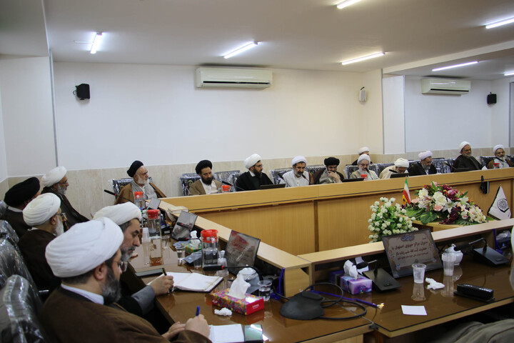 تصاویر| نشست مدیران مراکز حوزوی اصفهان با آیت الله شب زنده دار