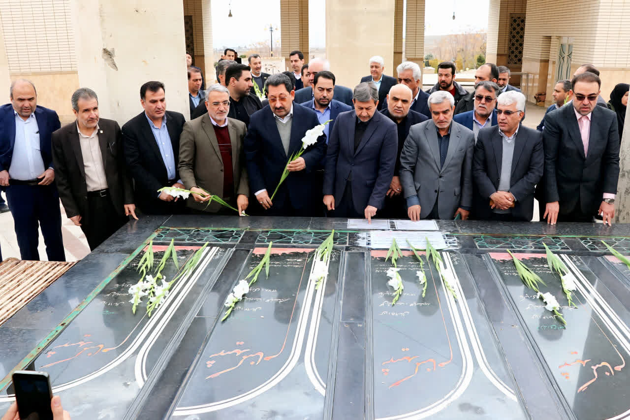 ادای احترام وزیر صمت به شهدای گمنام راوند کاشان+عکس