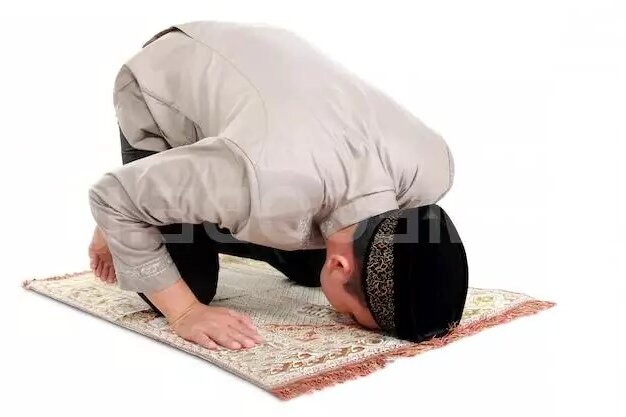 नौजवान, नमाज़ से रूह की ताज़गी हासिल करता है