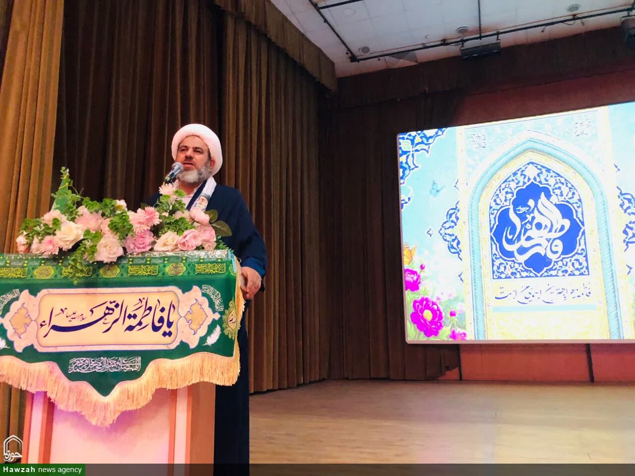 حضرت زهرا(س) الگویی جهانی و بی‌نظیر برای زنان و مردان است