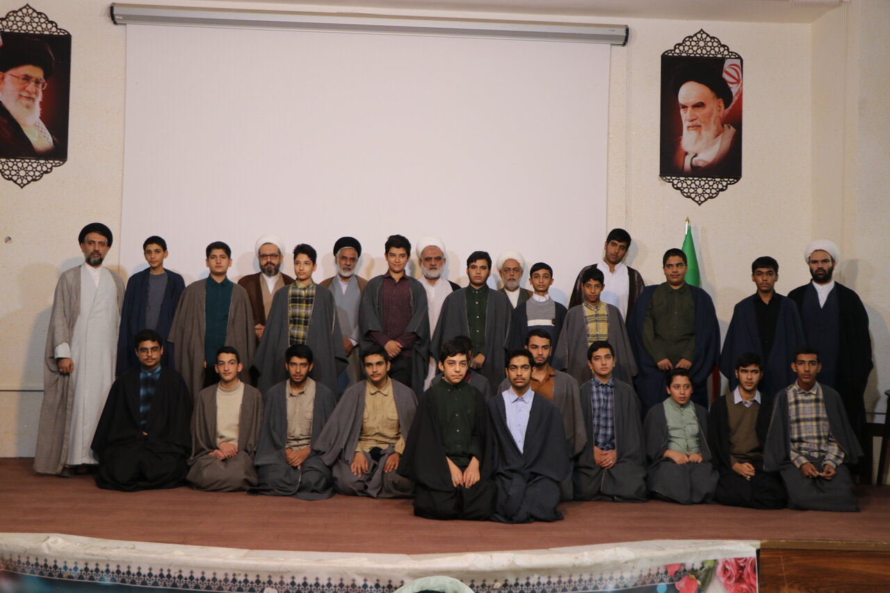 تصاویر/ مراسم عباگذاری طلاب مدرسه علمیه محمودیه در کرمان