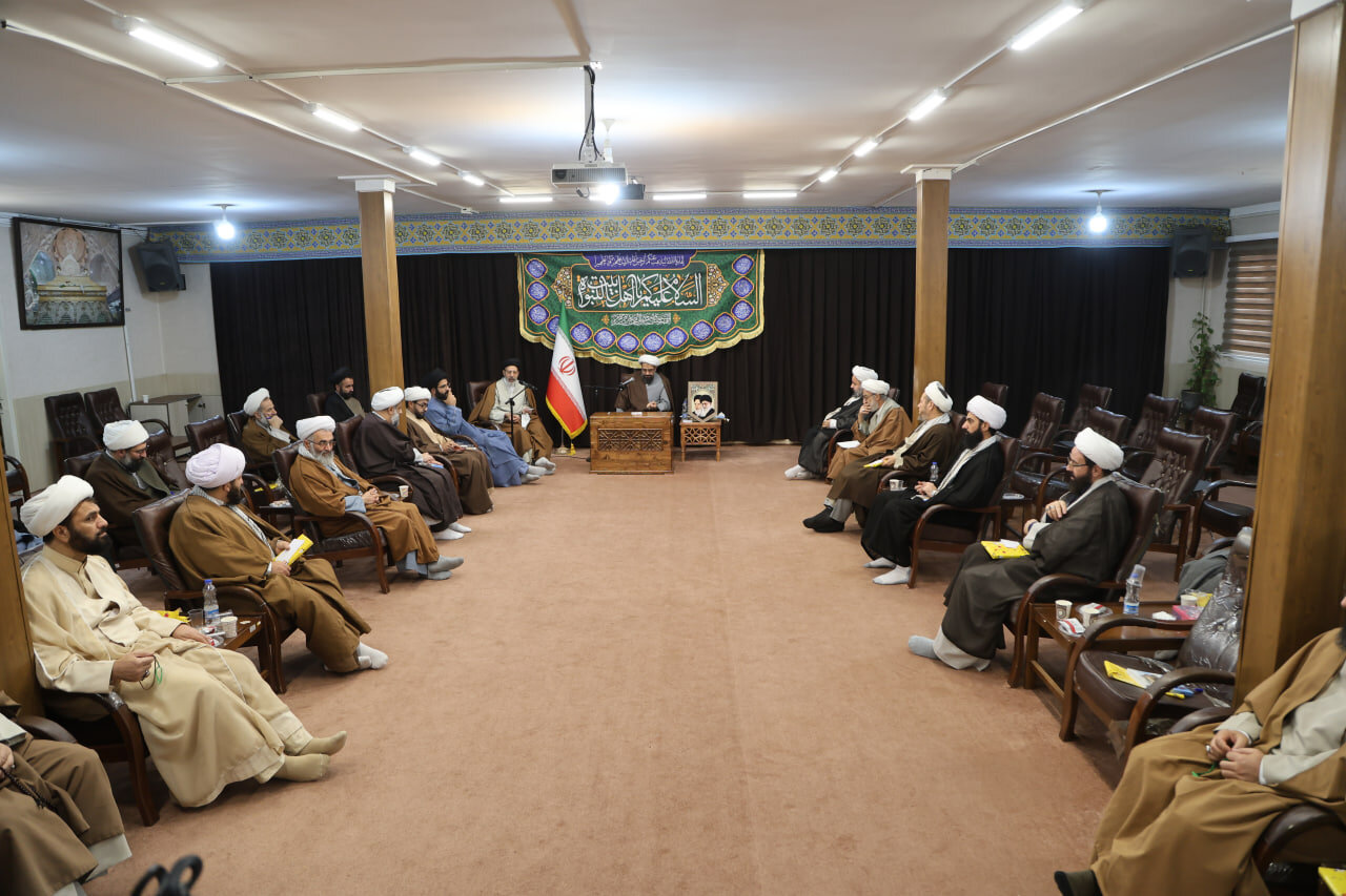 تصاویر / نشست هم اندیشی ائمه جمعه استان همدان با رئیس ستاد اقامه نماز استان
