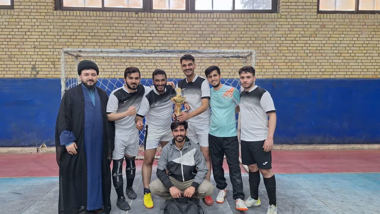 تیم فوتسال شهیدرییسی  مدرسه علمیه سردارین قزوین قهرمان جشنواره طلاب ورزشی استان شد