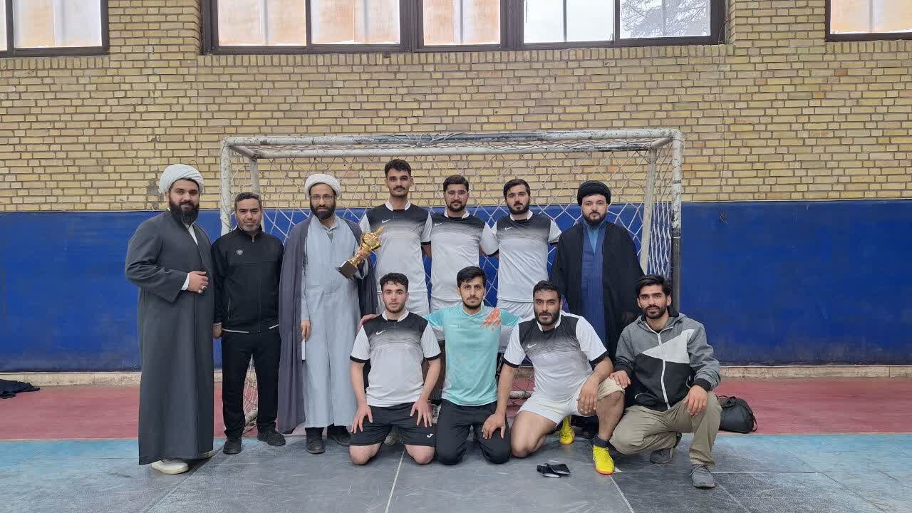 تیم فوتسال شهیدرییسی مدرسه علمیه سردارین قزوین قهرمان جشنواره طلاب ورزشی استان شد