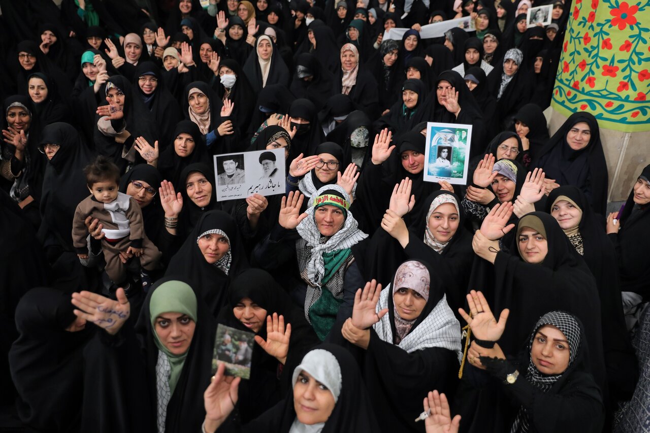 قائد الثورة: إرادة الشعب الإيراني حطّمت مشروع العدو لتشويه الهوية الدينية والتاريخية