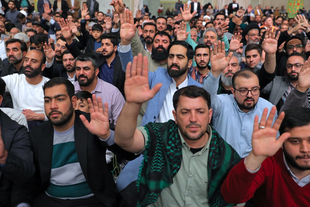 قائد الثورة: إرادة الشعب الإيراني حطّمت مشروع العدو لتشويه الهوية الدينية والتاريخية