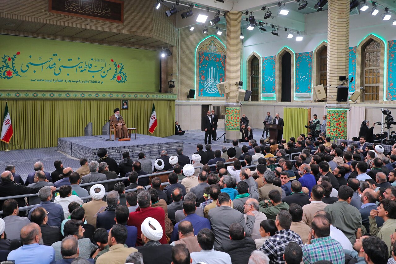 قائد الثورة: إرادة الشعب الإيراني حطّمت مشروع العدو لتشويه الهوية الدينية والتاريخية