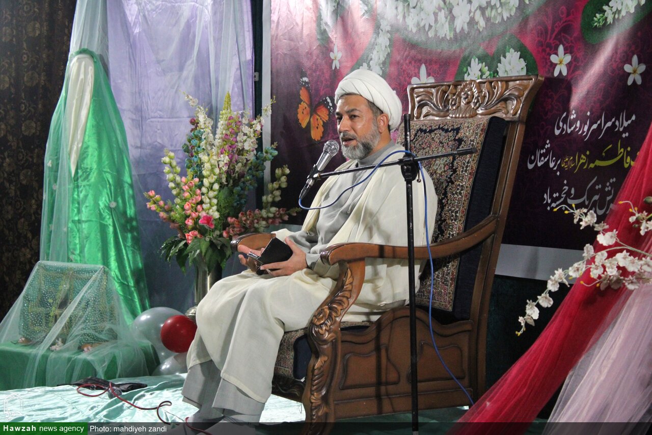 کسی که دعای والدین همراه او باشد، هرگز در زندگی سقوط نخواهد کرد