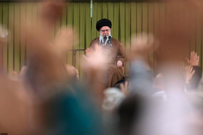 अमेरिकी लैटिन अमेरिका की ज़मीन पर कब्ज़ा करना चाहते हैंः आयतुल्लाह ख़ामेनई