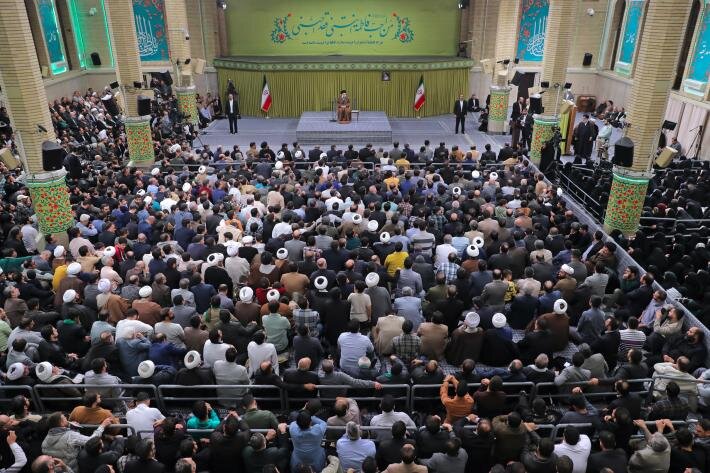 अमेरिकी लैटिन अमेरिका की ज़मीन पर कब्ज़ा करना चाहते हैंः आयतुल्लाह ख़ामेनई