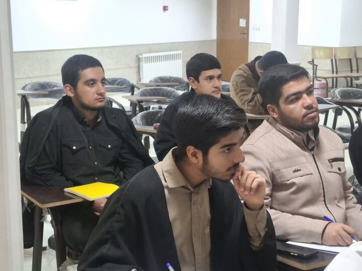 تصاویر/پنجمین دوره آموزش سبک زندگی با نهج البلاغه در مدرسه علمیه امام خمینی (ره) کاشان