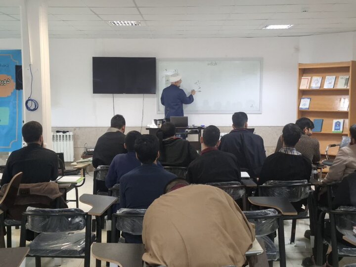 تصاویر/پنجمین دوره آموزش سبک زندگی با نهج البلاغه در مدرسه علمیه امام خمینی (ره) کاشان