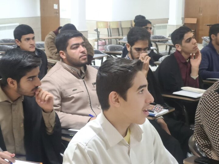 تصاویر/پنجمین دوره آموزش سبک زندگی با نهج البلاغه در مدرسه علمیه امام خمینی (ره) کاشان